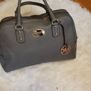 Ypu can used a shoulder bag or crossbody